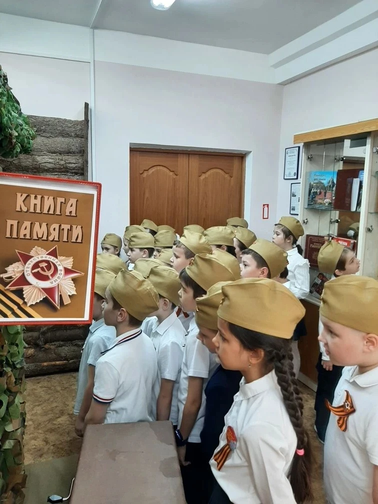 🎖️Ученики  1 «А» класса посетили школьный музей. Увлекательную экскурсию «Они сражались за Родину» п