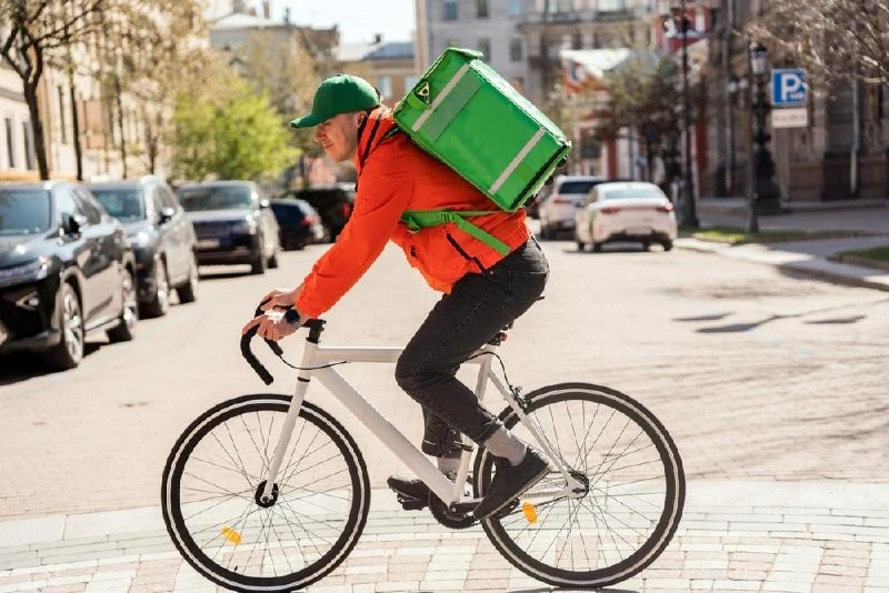📦 Пожаловаться на курьеров в Петербурге предлагают в чат-боте в «Максе»