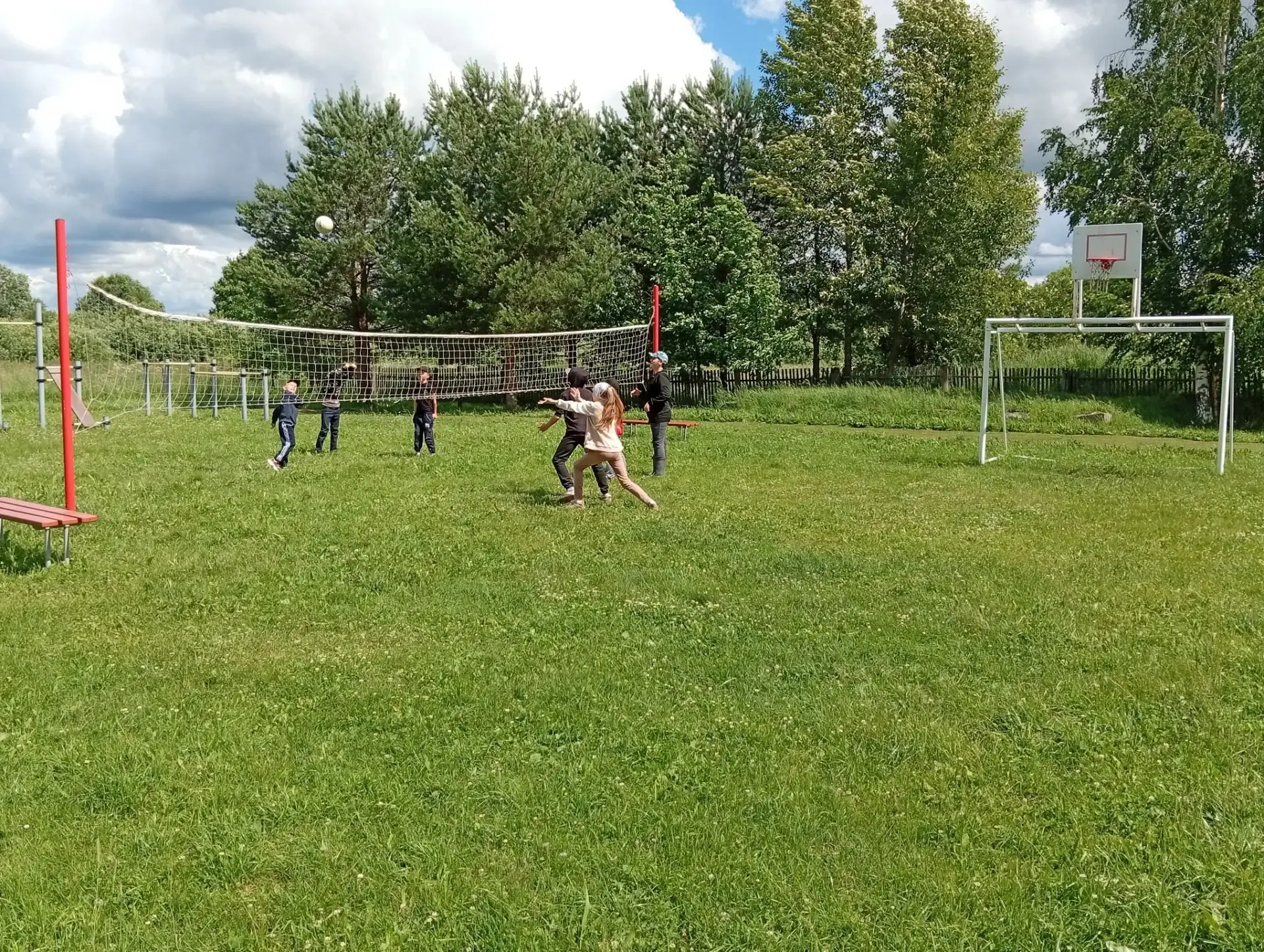 Летнее солнце мягко греет, а на спортивной площадке кипит жизнь. 📣🤾‍♂️⚽Спортивная площадка — одно 