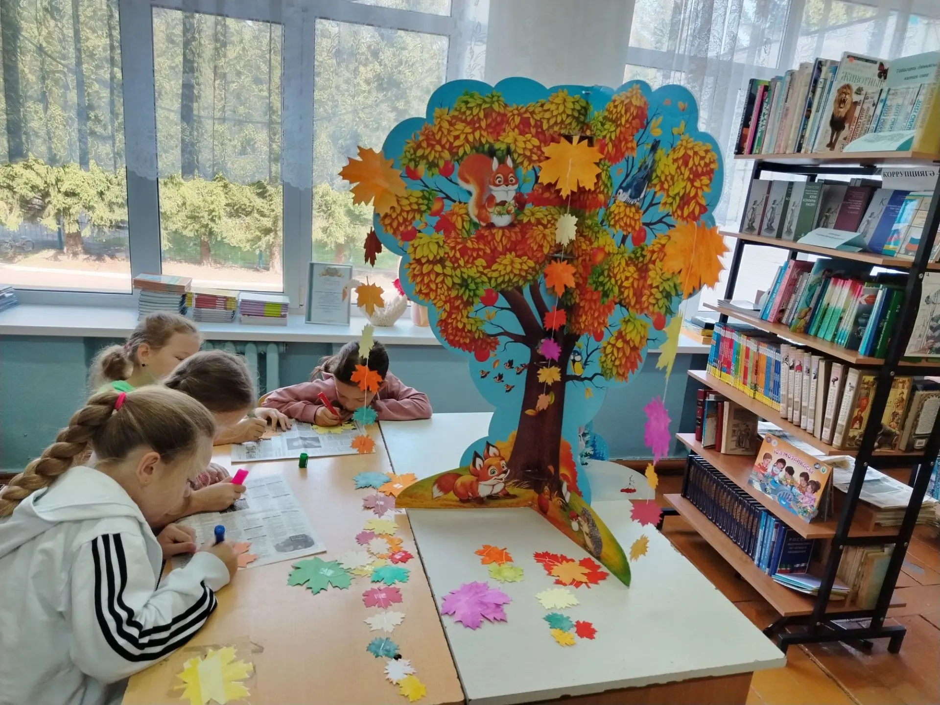 🌿 В начальной школе прошёл классный час «Дерево мира: листья‑обещания»! 🌿