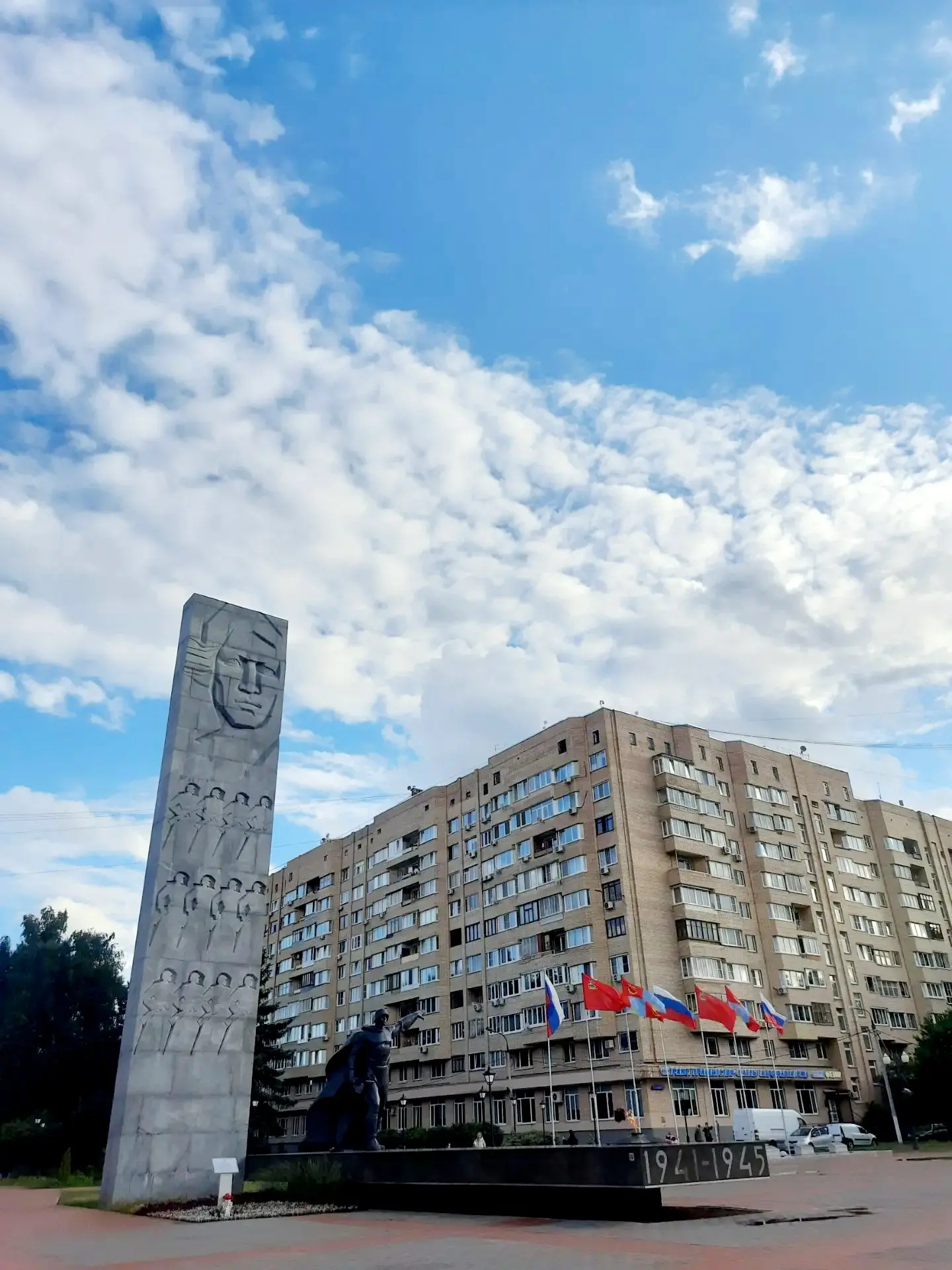 Летний вечер, площадь Славы.