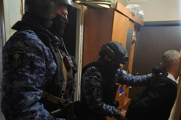 ❗️В центре Курска сотрудники Росгвардии оперативно задержали мужчину, который ранил нож...