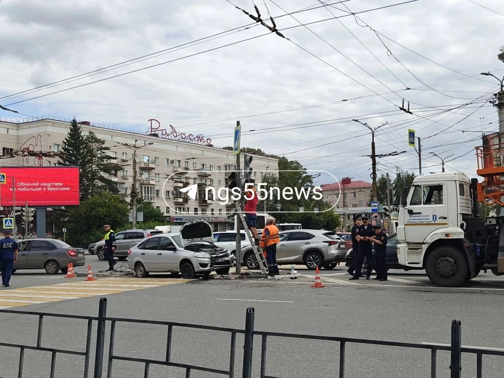 В Омске Lada Granta въехала в толпу пешеходов, пострадали восемь человек