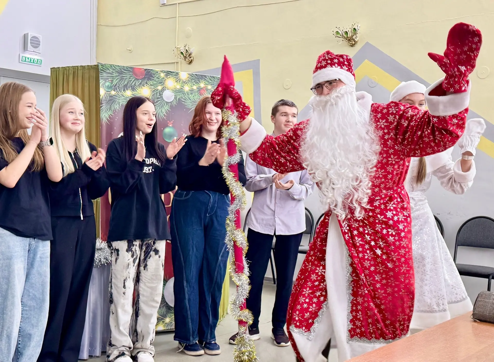 🎉✨«Новогодний тренд»✨🎉  ❄️В нашей школе прошла незабываемая новогодняя вечеринка для 9-11 классов. К