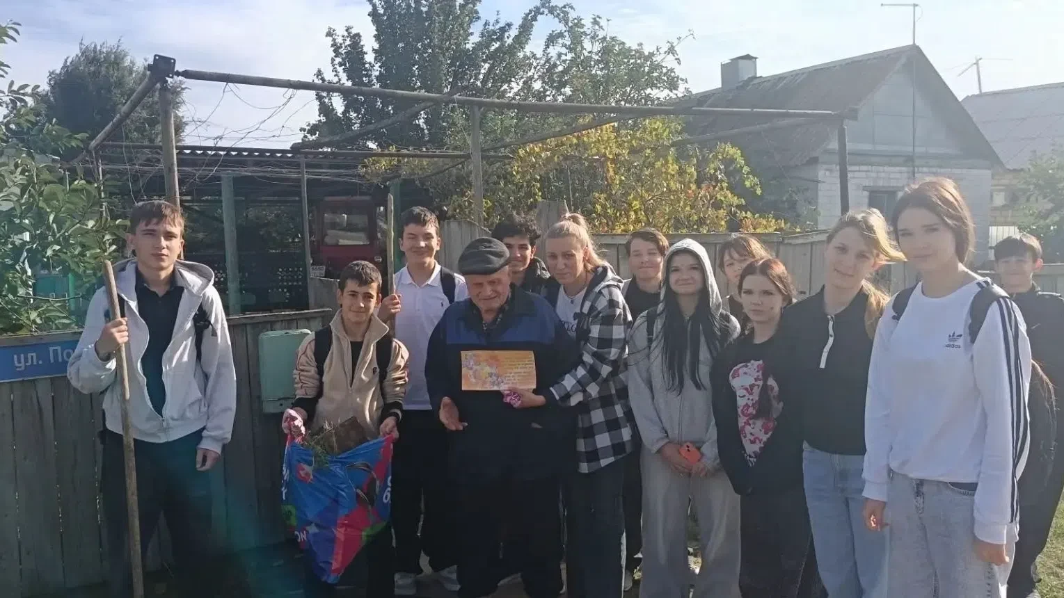 В рамках акции, приуроченной к Международному дню пожилых людей, активисты юнармейского...