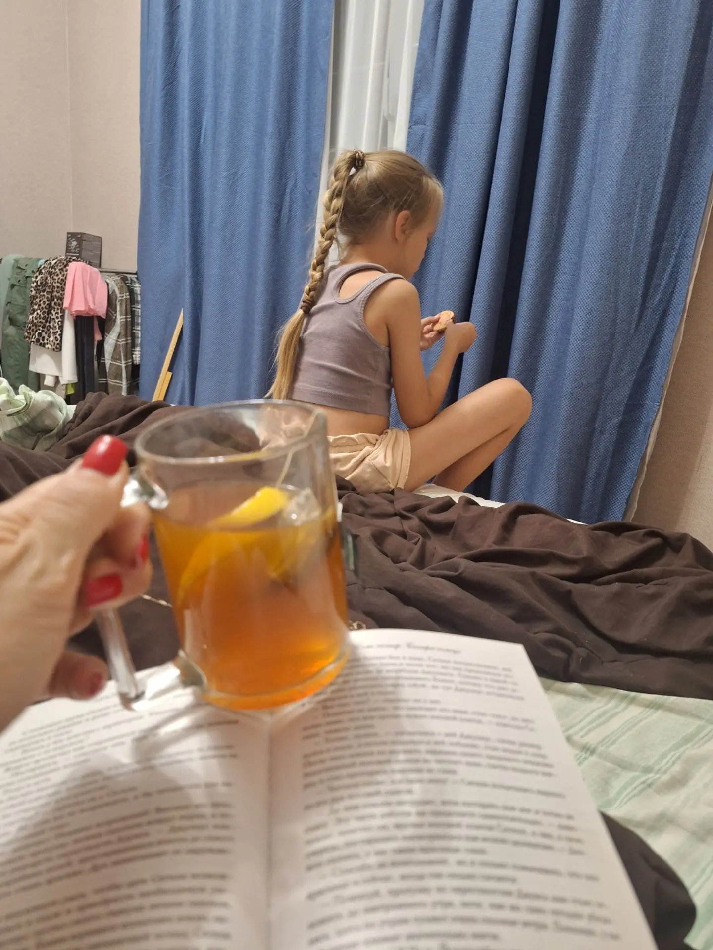 Дочь принесла мне чай с мёдом и лимоном- заботушка.