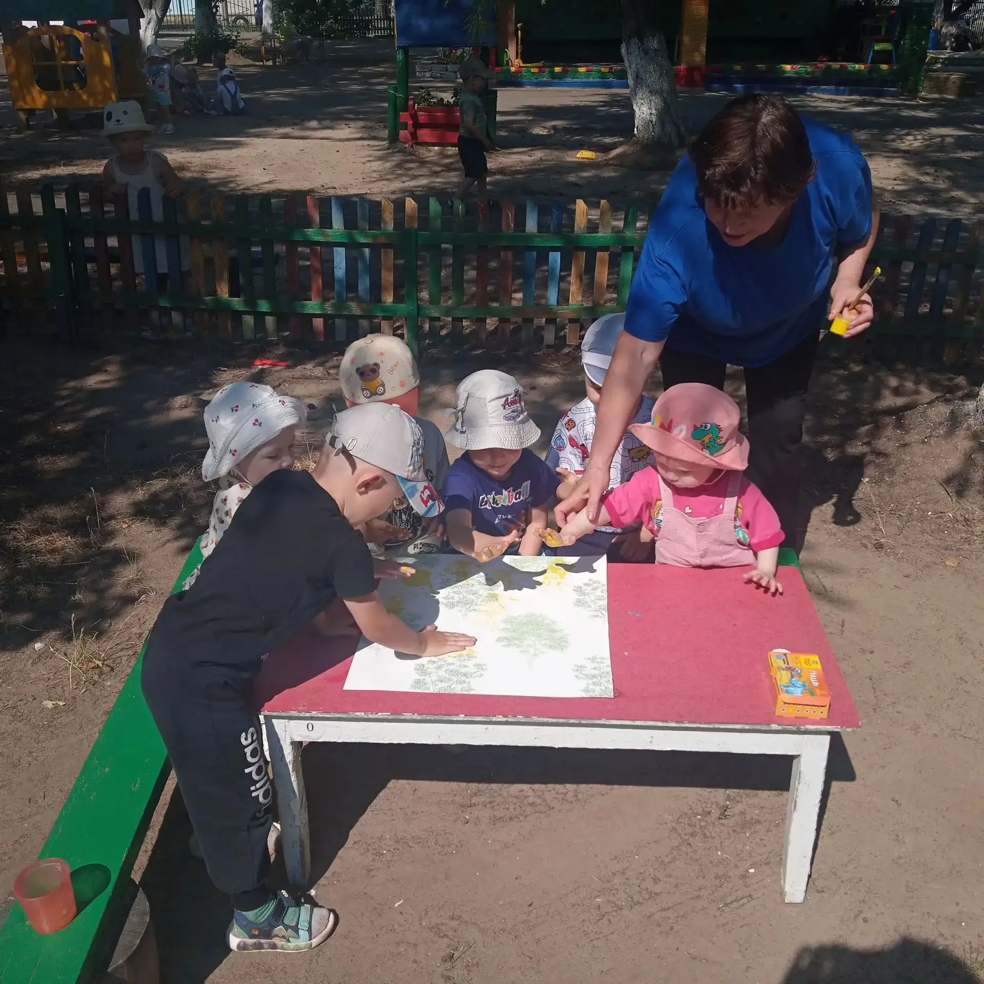 Одуванчики цветы 
Ослепительно желты!
И горит лужайка наша 
Словно сказочная чаша !

Пусть эти одува