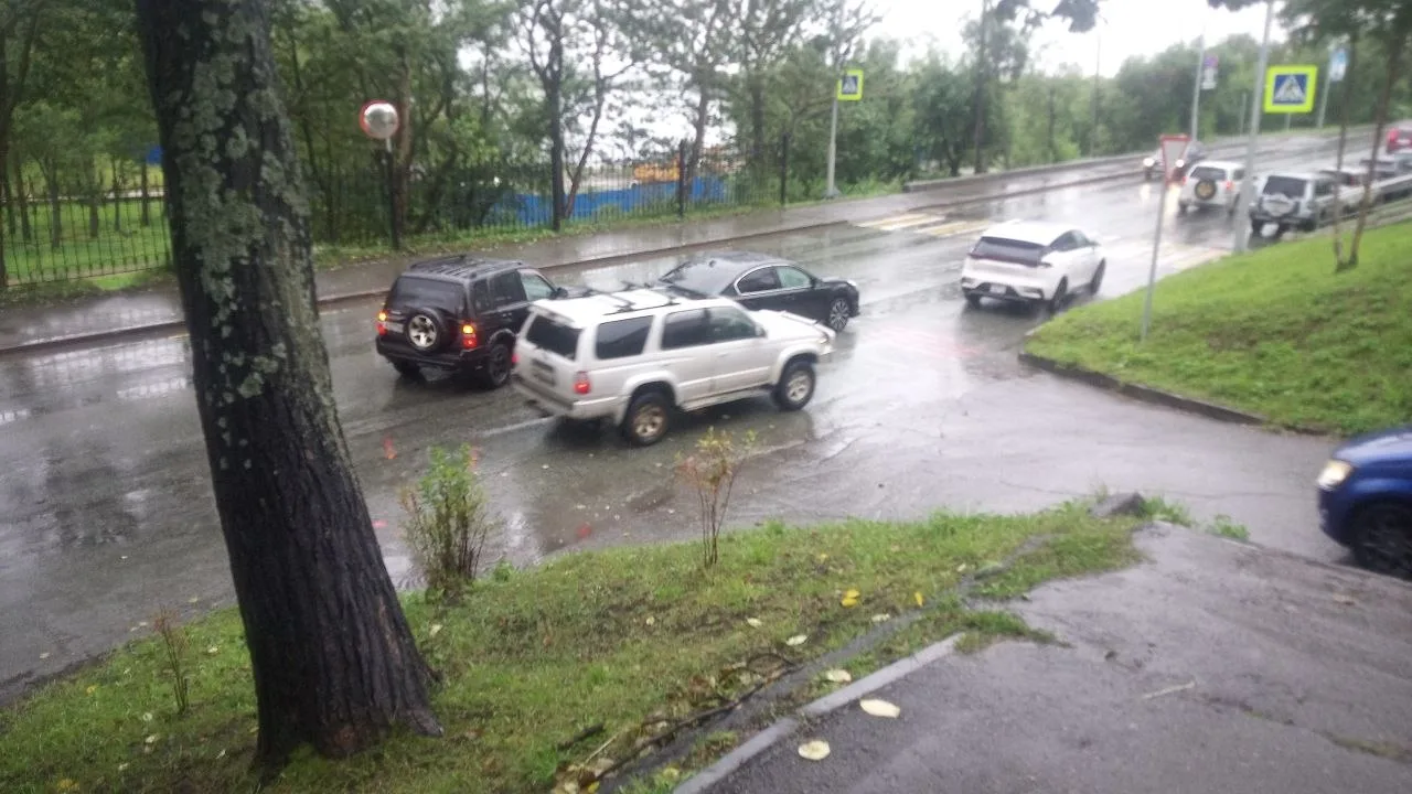 На Ленинградской, у здания спортивной школы ДТП.