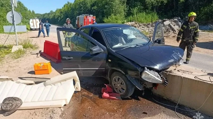 ПО дороге Осташков-Селижарово-Ржев пенсионер врезался в бетонное заграждение и погиб!