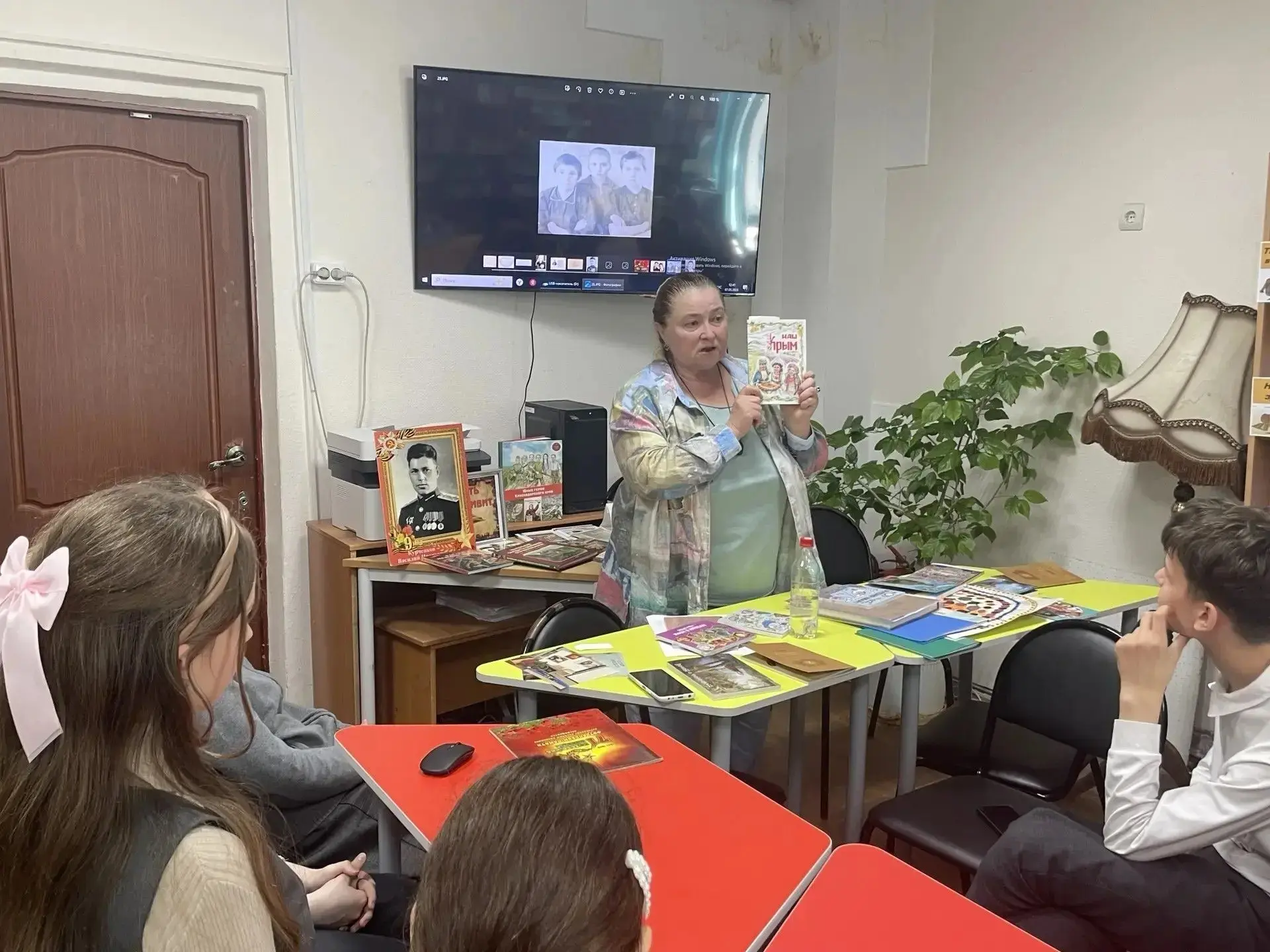 📚✨ «Память по крупицам»: как семейная история стала книгой о войне В школьной библиотеке сегодня цар