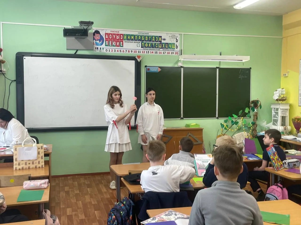 Весенний мастер-класс в преддверии 8 Марта! 🌸  6 марта в нашей школе царила праздничная и творческая