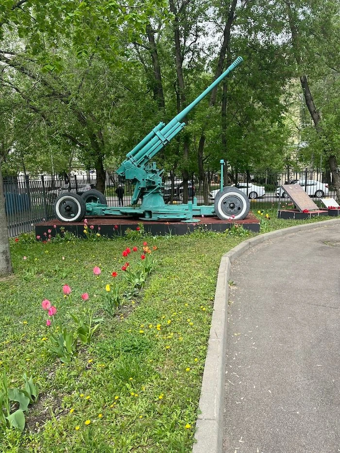 🌸 Встреча памяти  У Мемориальной пушки, расположенной возле корпуса на Поклонной 10, прошел митинг, 