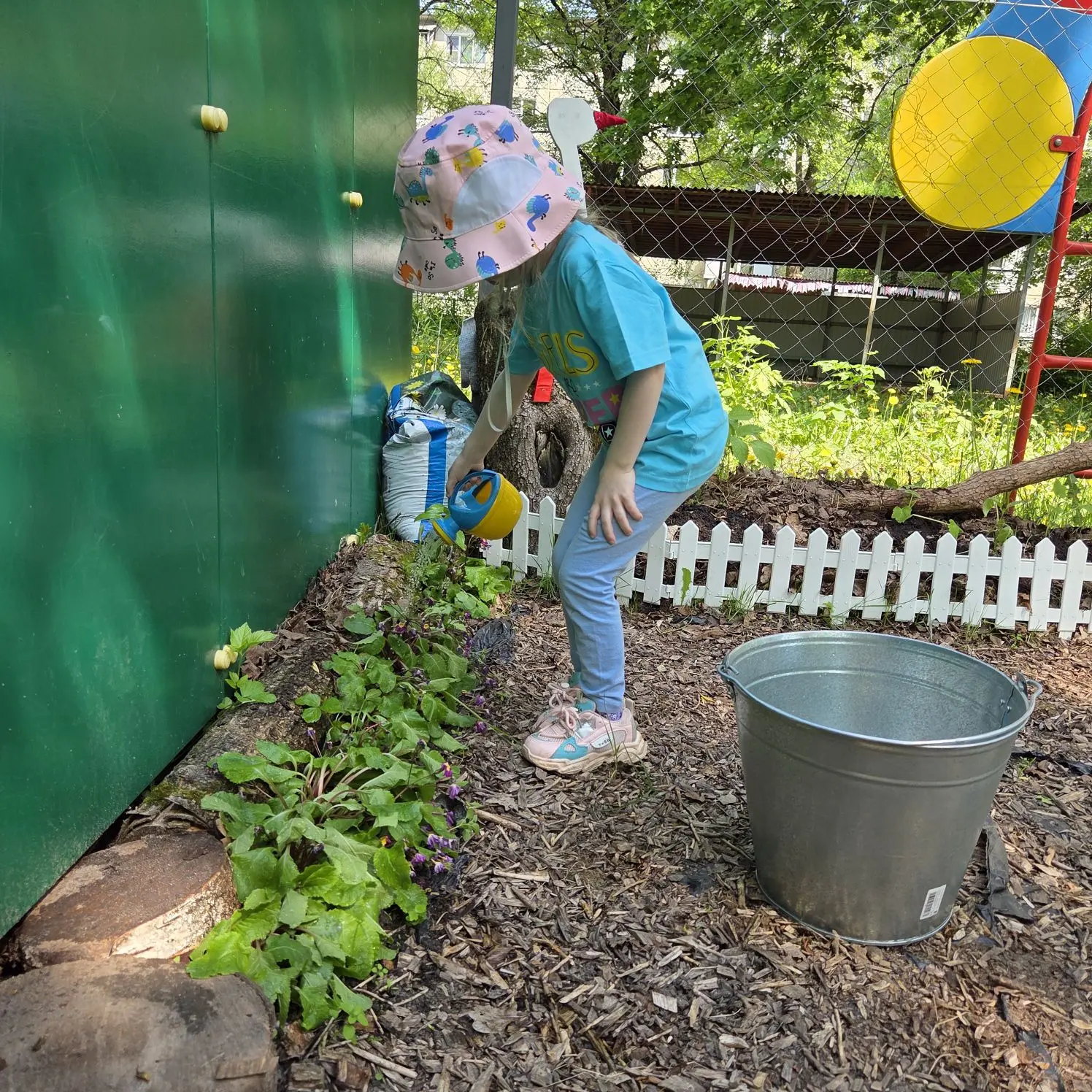 На прогулке поливали наш небольшой огородик 💦☀️