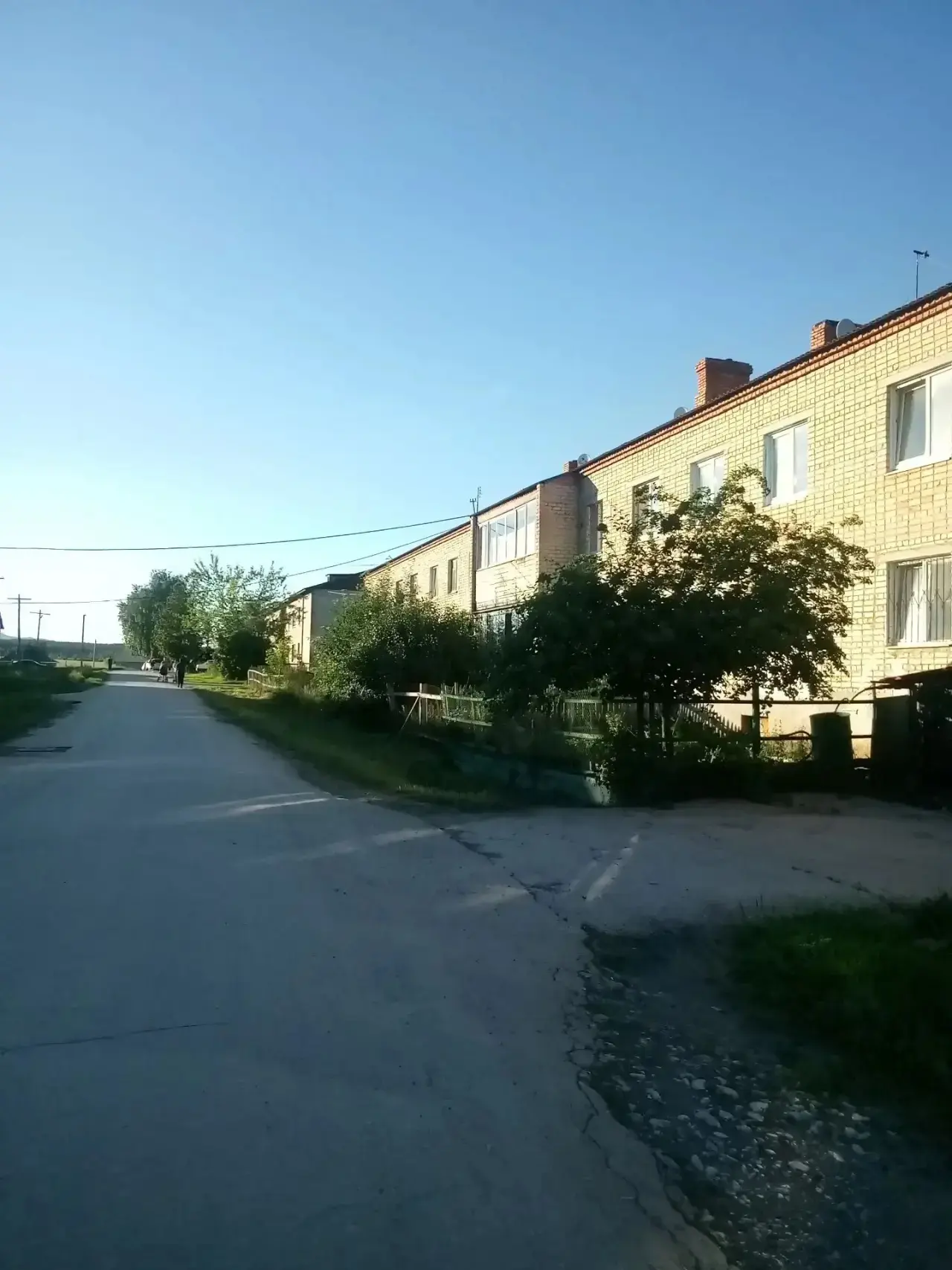 Скос травы вдоль МКД
ул. Смежная, д. 5а 
с. Железнодорожный
