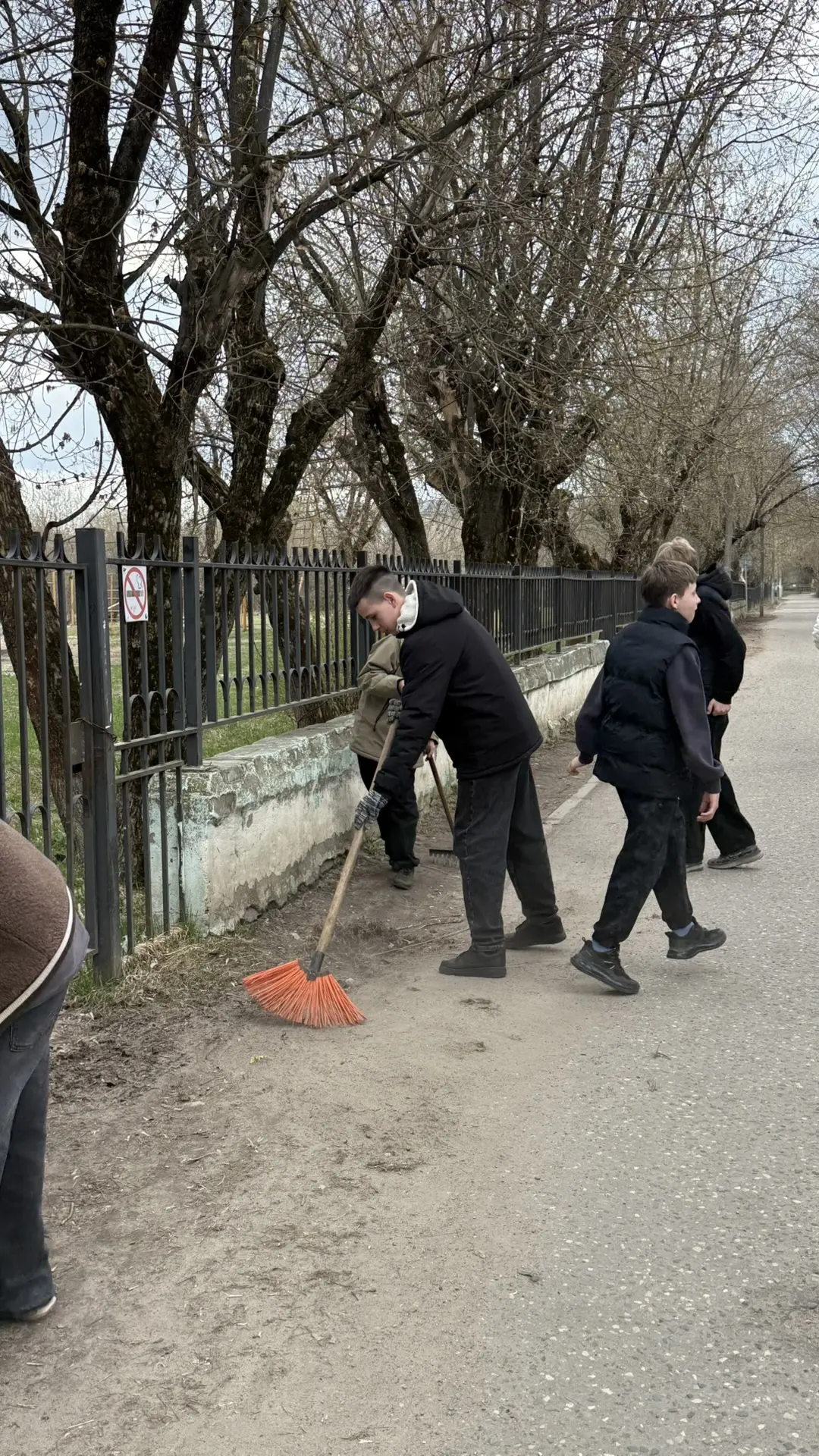 🌱 Весна — время перемен! С приходом тепла в нашей школе стартовал традиционный сезон уборки территор