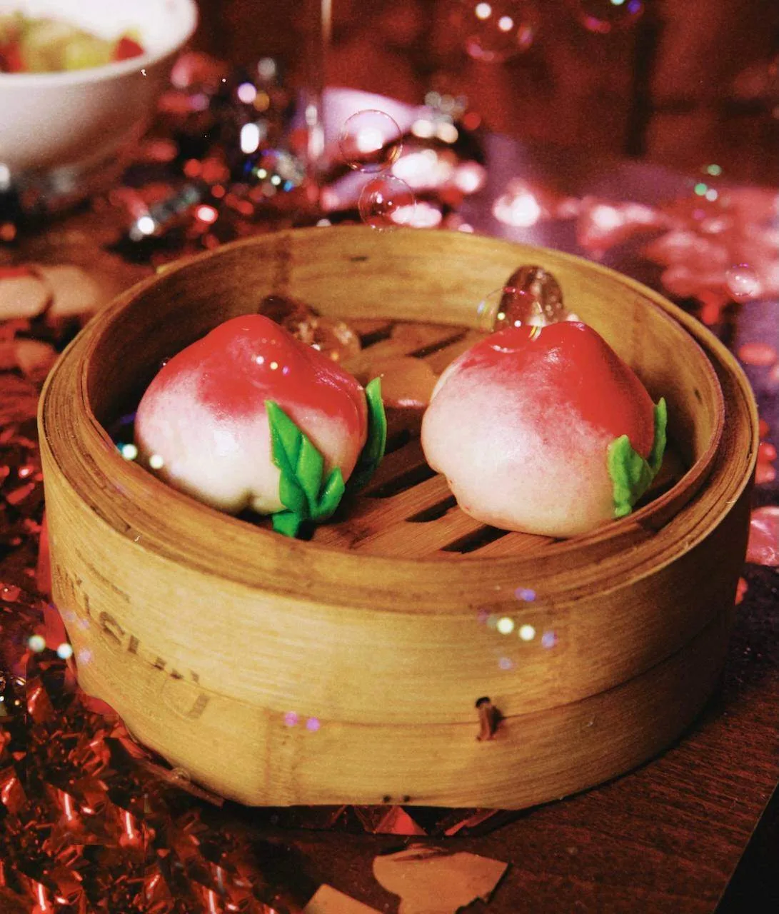 😋 В WuShu появился новый десерт — это паровые булочки бао в форме розовых персиков.

Внутри — нежны