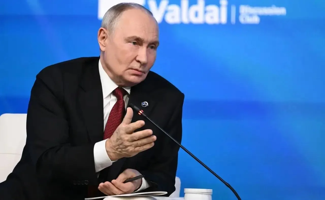 Владимир Путин выступил на пленарной сессии XXIII ежегодного заседания Международного д...