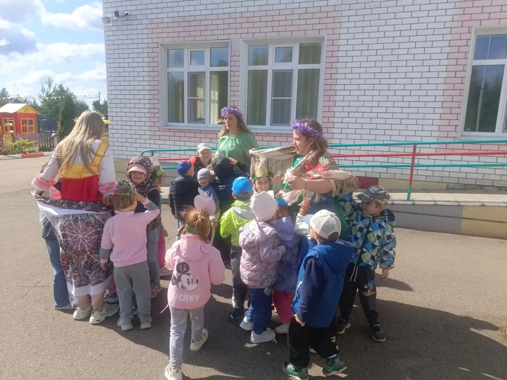 В саду прошёл душевный Фестиваль Урожая. Дети с родителями принесли овощи, выращенные с...