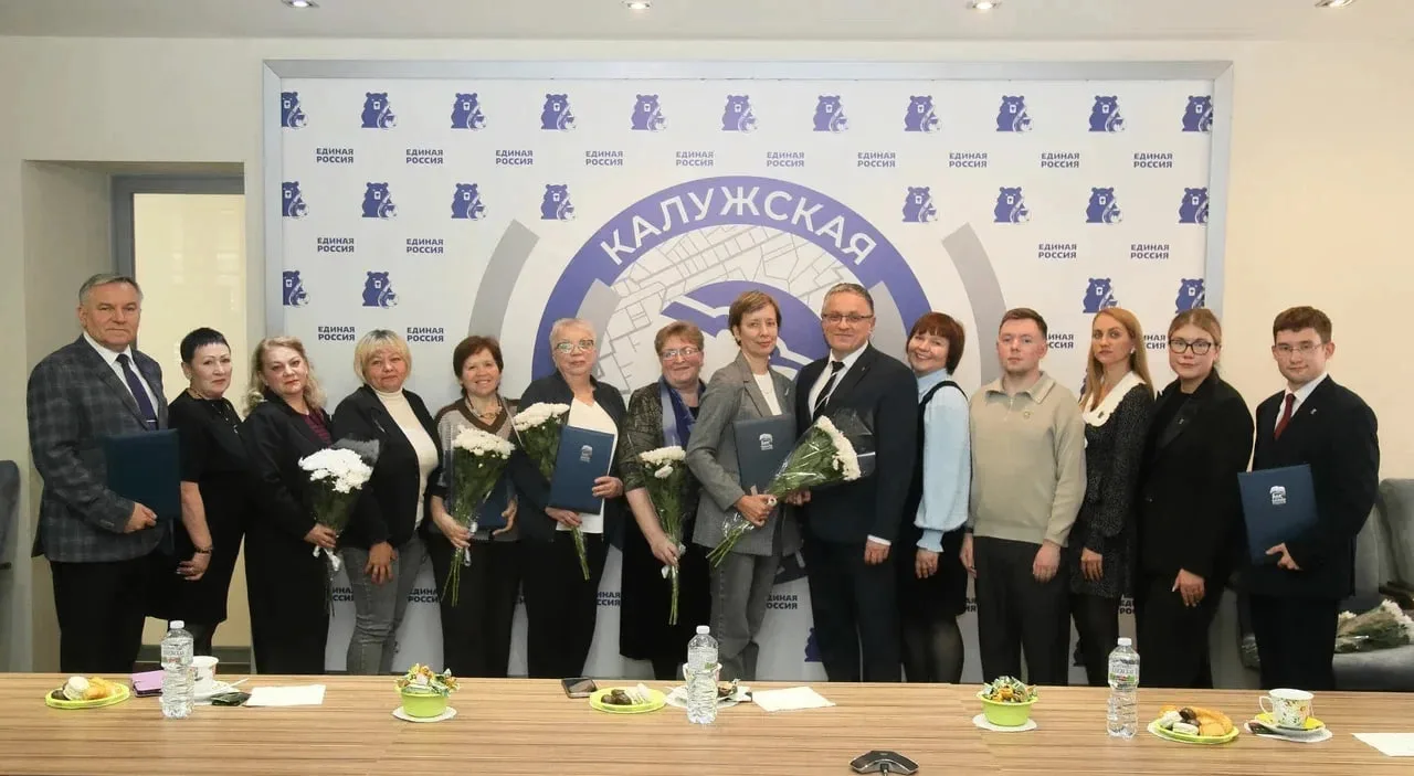 🤝 Дмитрий Денисов вручил благодарственные письма учителям