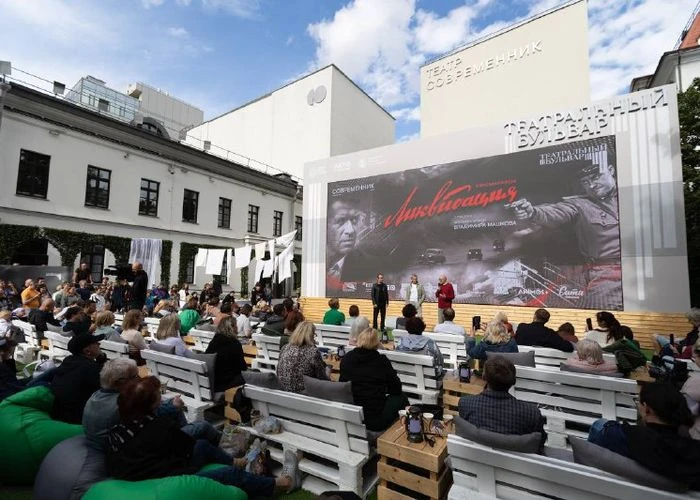 Худрук «Современника» Владимир Машков вечером в воскресенье откроет «Зелёный дворик», к...