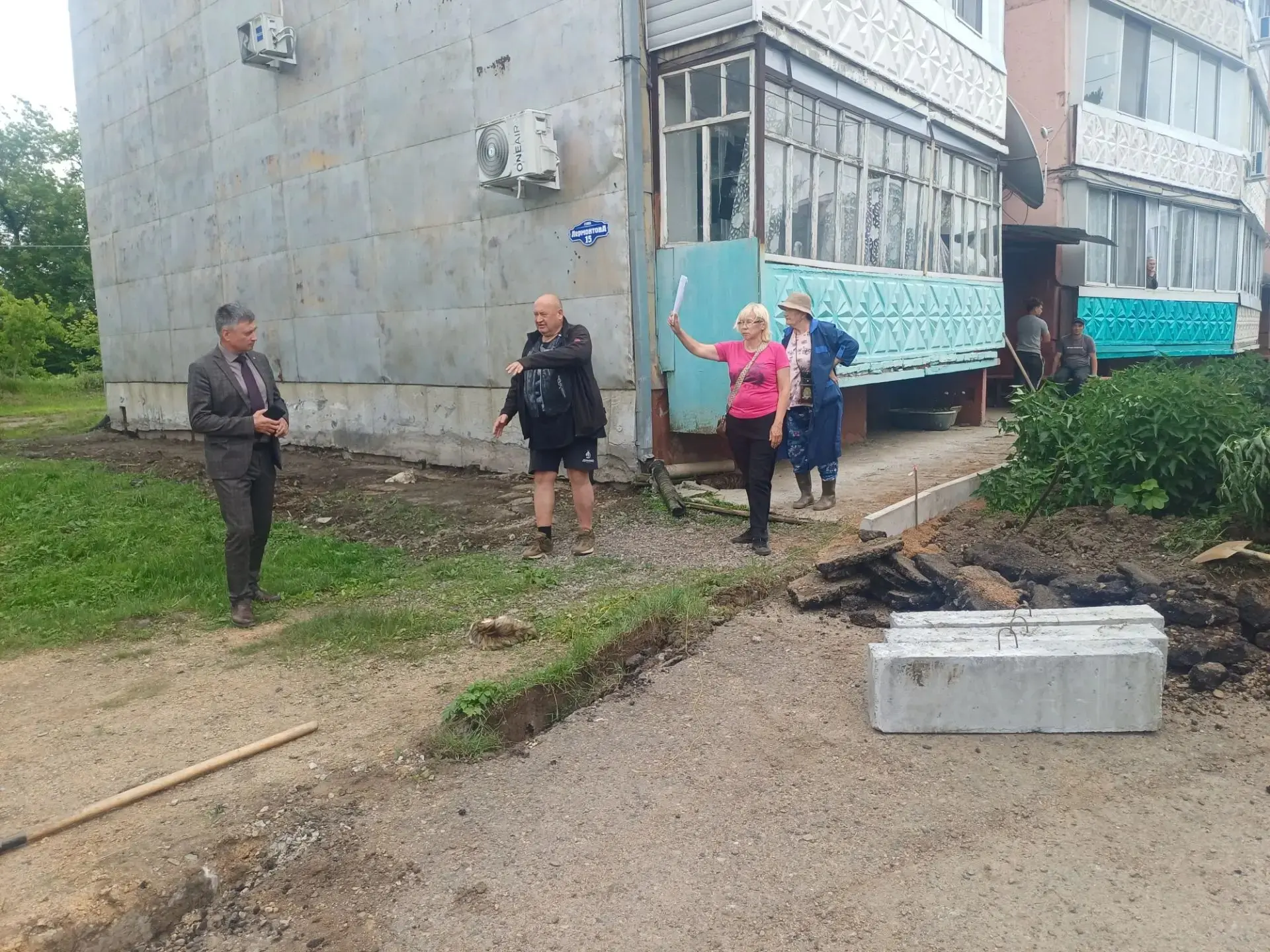 Продолжается благоустройство придомовой территории в Чернышевке

В селе Чернышевка продолжаются рабо