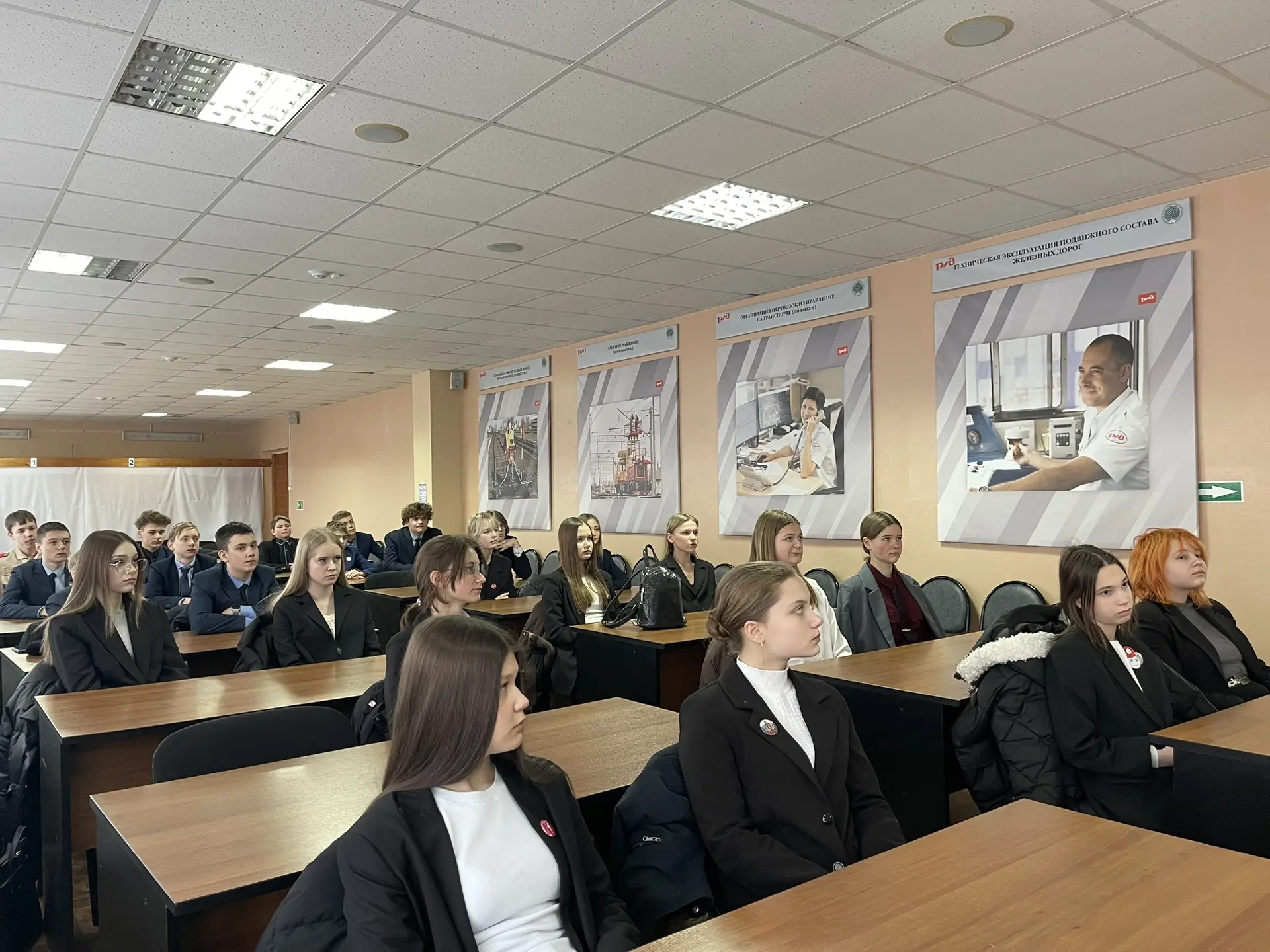 🚄 Ученики 8«Г»класса лицея №27 совершили увлекательное путешествие в мир железнодорожного дела!  🔍 В