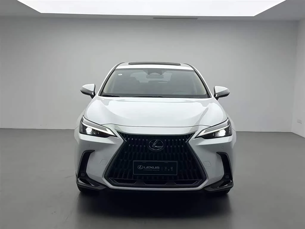 *Lexus NX 200 с передним приводом*