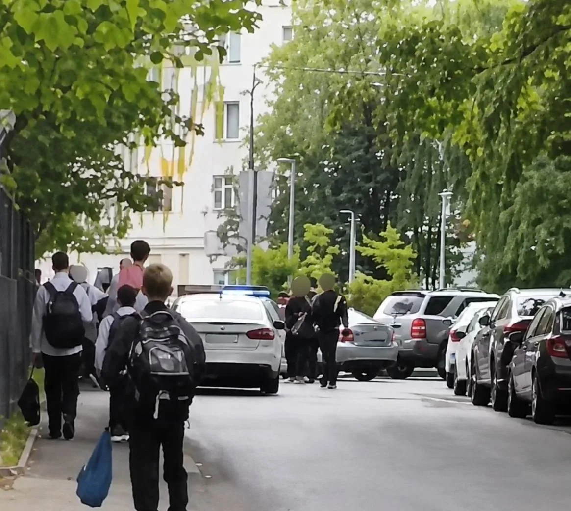 Пятиклассник с ножом ранил учителя в школе Новой Москвы.