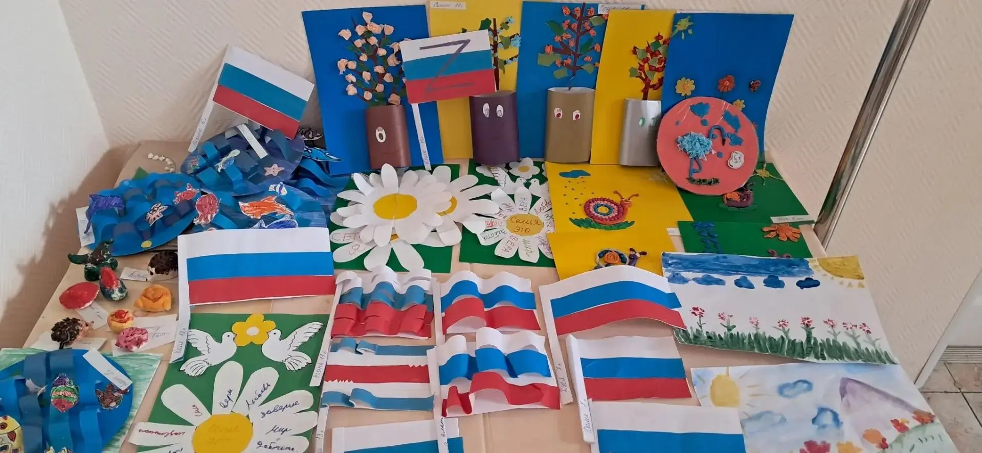 В Пятигорской клинике мальчишки, девчонки и их родители российский триколор рисовали на...