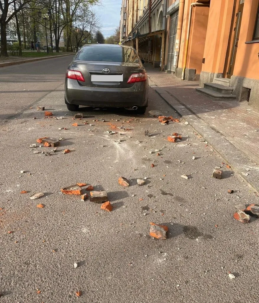 🪨В Выборге кирпичи с фасада дома обрушились на иномарку.  Это произошло у дома №31 по бульвару Кутуз