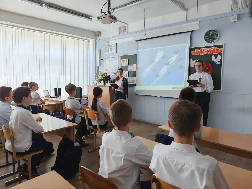 Сегодня в 5 «А» и 11 «А» классах прошел классный час, посвященный Дню Победы.  Это мероприятие стало