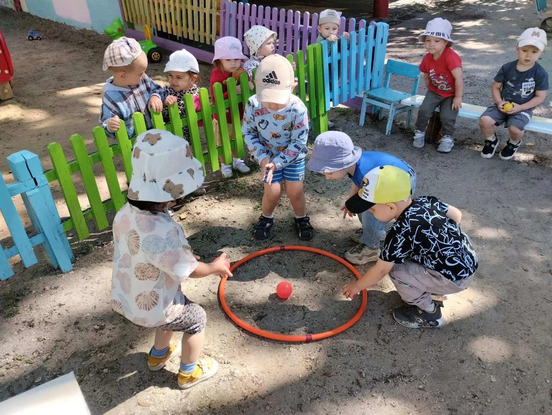 Радуга в обручах: сортировали шарики по цветам. ☀️🔵🟢🟡
 Яркая прогулка в младшей группе № 3! Учили