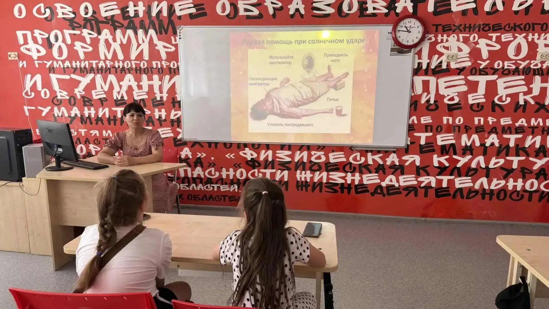 Сегодня на школьной площадке день выдался насыщенным, познавательным и очень веселым.

Началось всё 