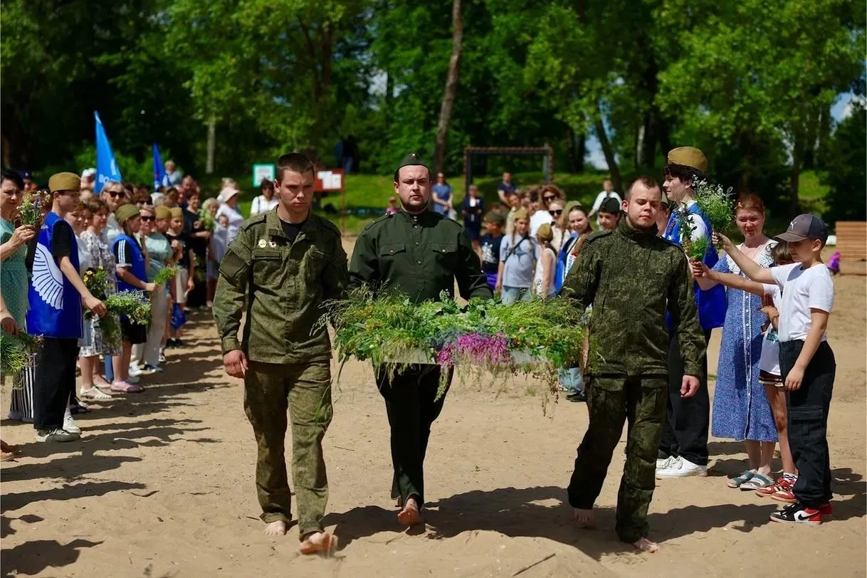 Акция "Венок памяти"

Традиционно, в п.Шимск, после митинга в День памяти и скорби прошла акция "Вен
