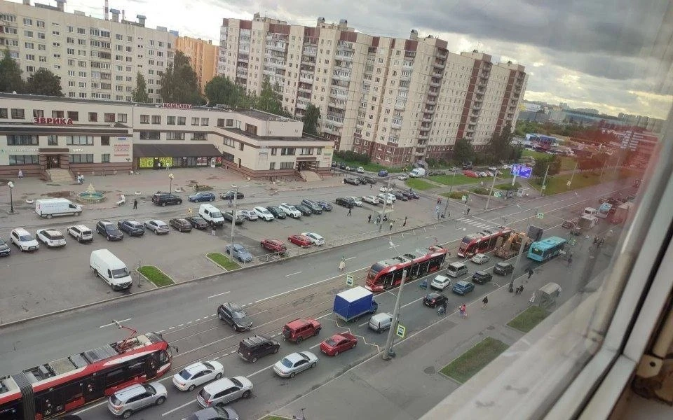 В Рыбацком трамваи встали на Шлиссельбургском пр.