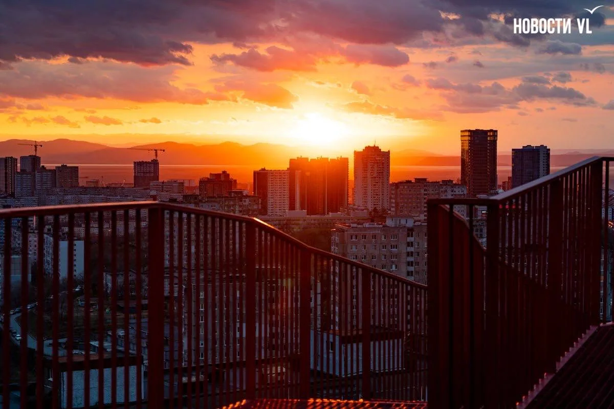🌅Во Владивостоке после пасмурного дня небо озарилось сказочным золотым закатом  С самого утра во Вла
