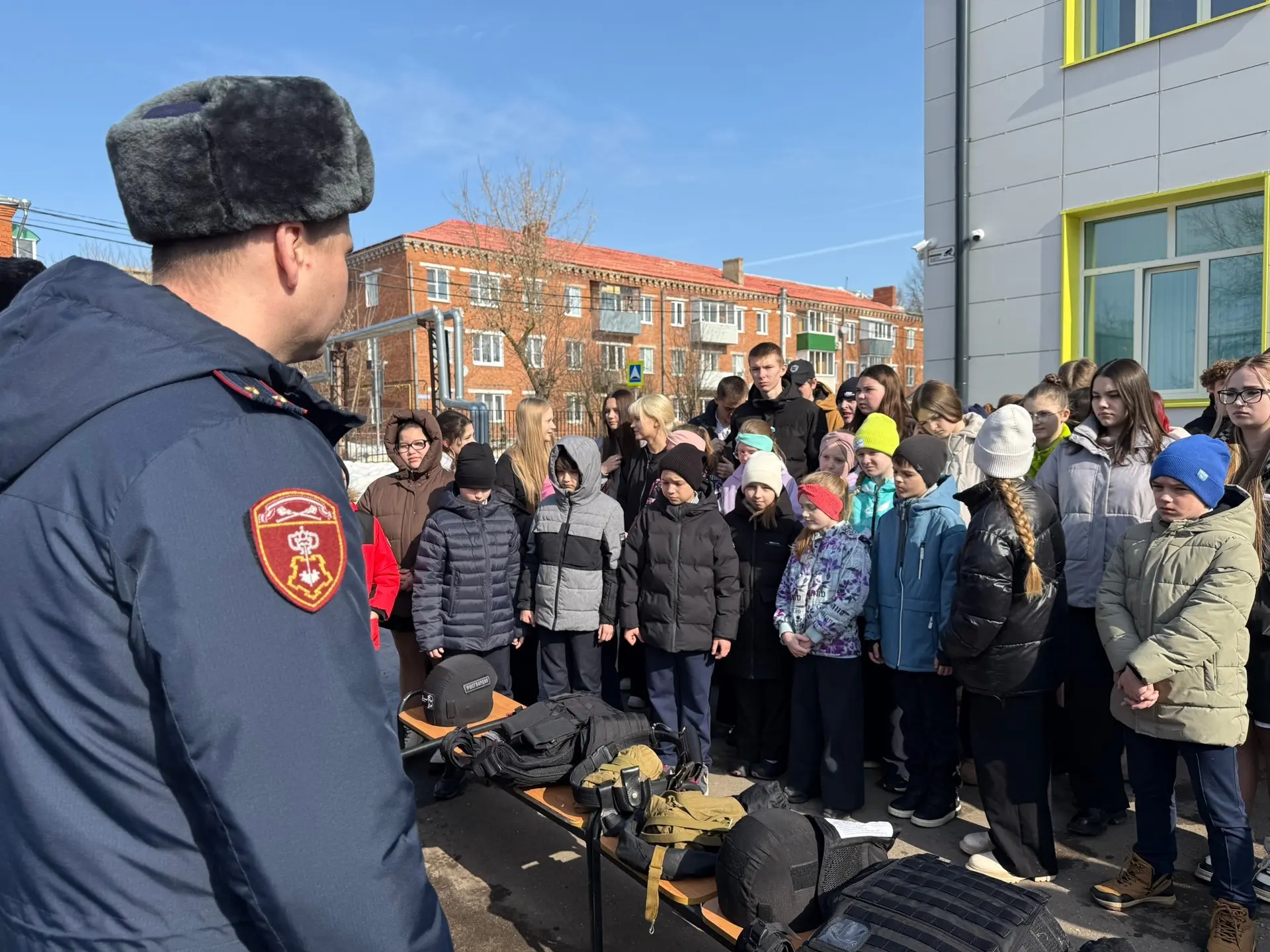 👮‍♂️ Будущее уже здесь: встреча с героями реальной службы!  В нашей школе прошел невероятно крутой у