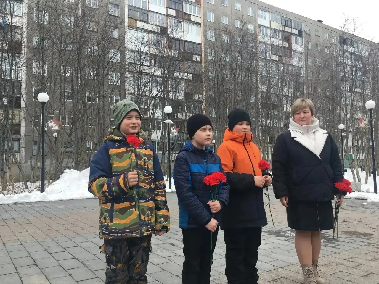 🎖 В рамках Всероссийской акции «Цветы солдату» ученики третьих классов нашей школы вместе с классным