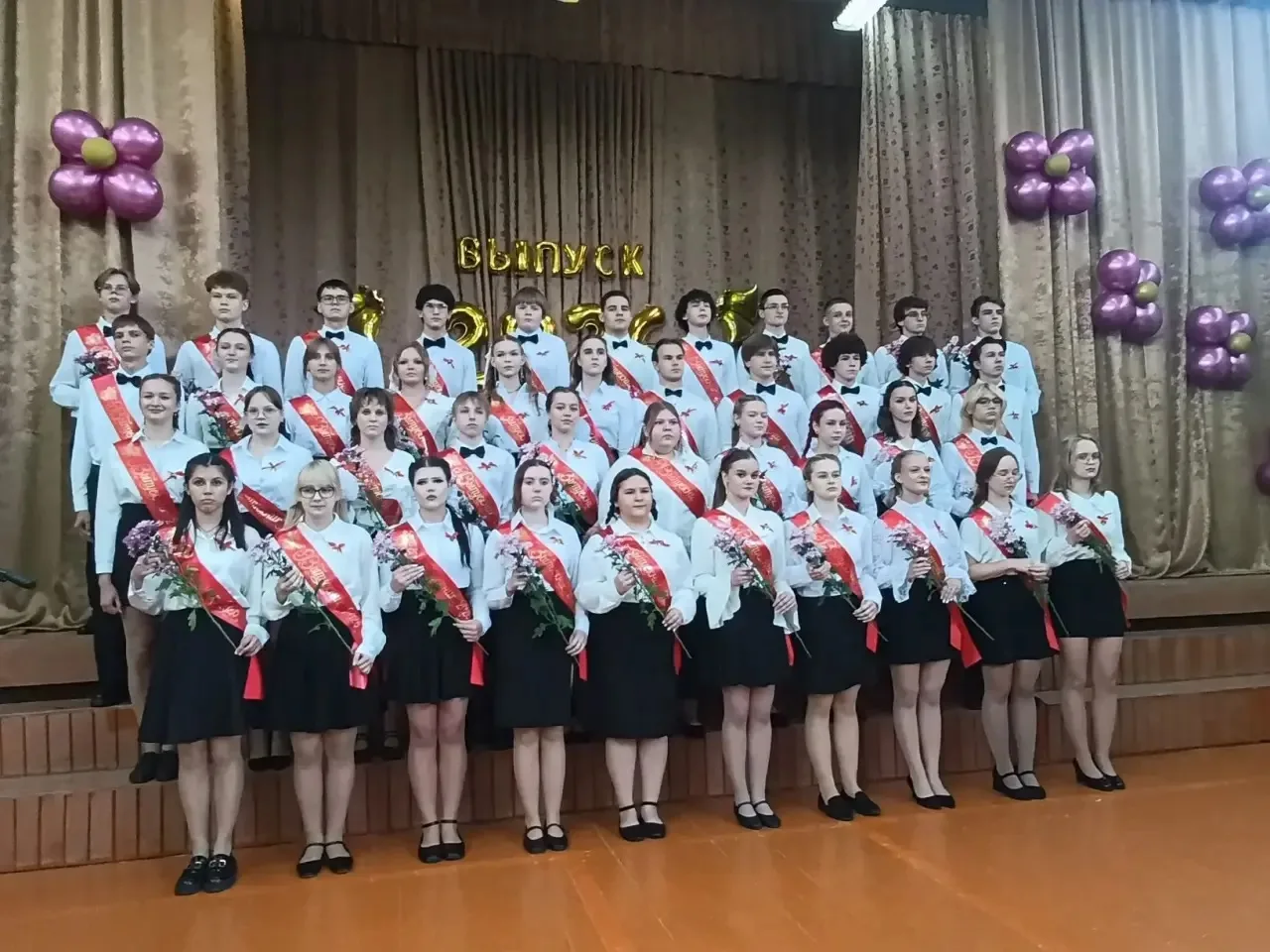 🔔 Сегодня в Богородском округе особенный день. Тишина в коридорах, нарядные ленты и море цветов: во 