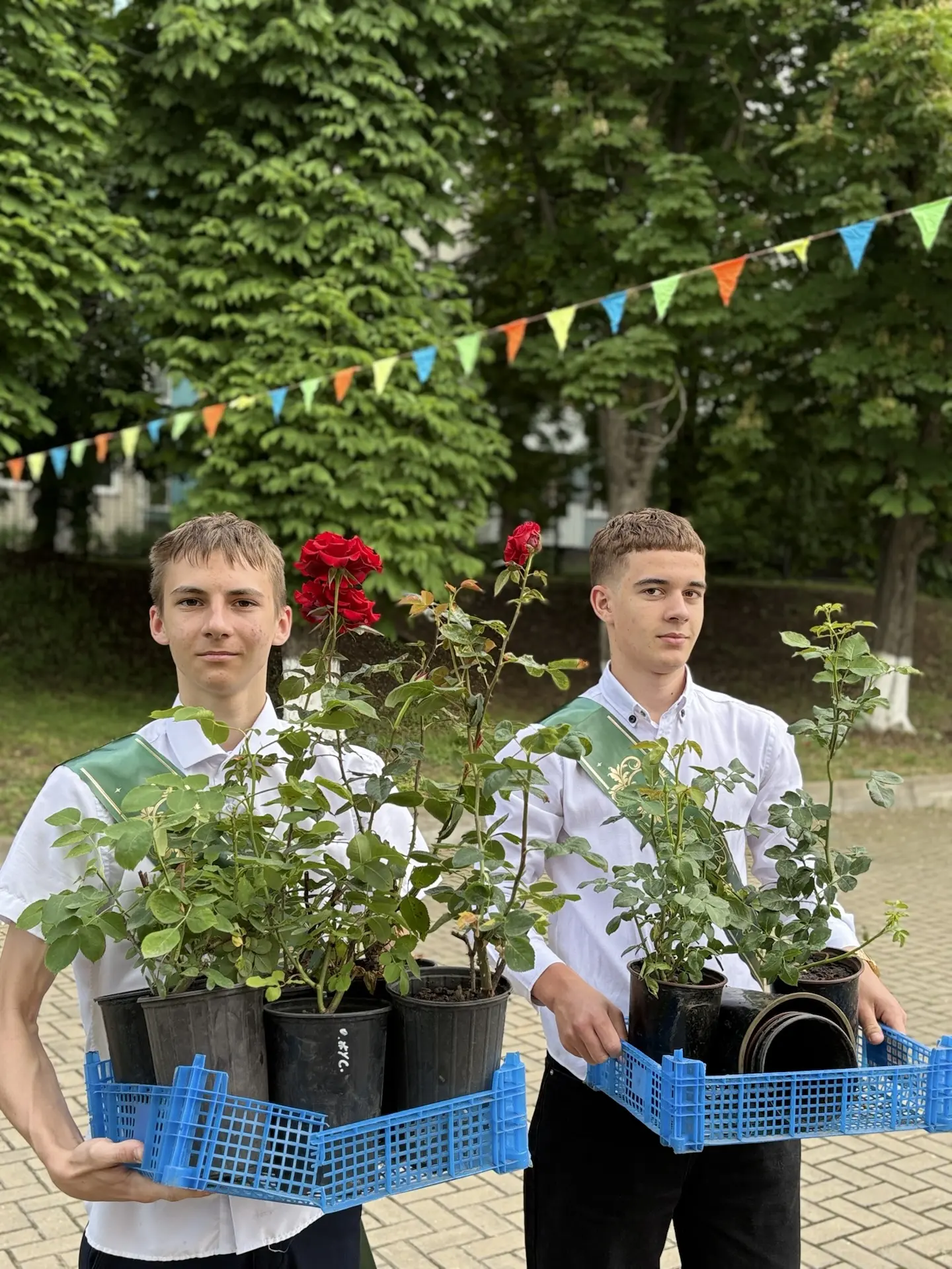 🌹 Аллея роз Выпускников 2026  Сегодня наши выпускники 11-х и 9-х классов оставили частичку себя в ис