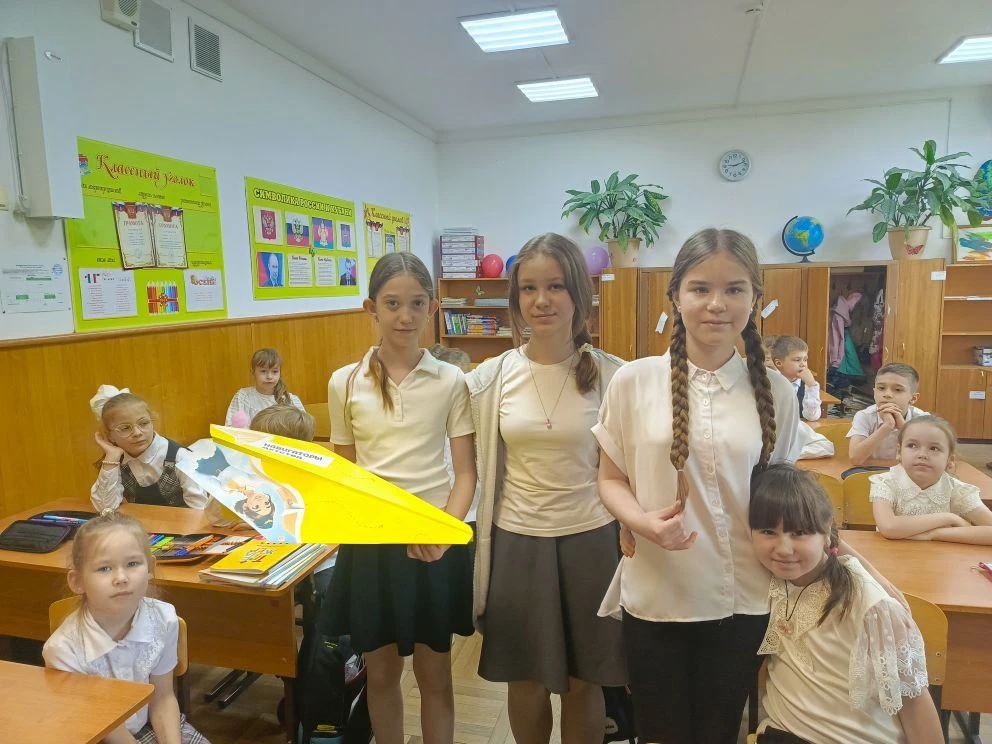 Самолёт будущего  Советник директора совместно с активистами Движения Первых, которые также являются