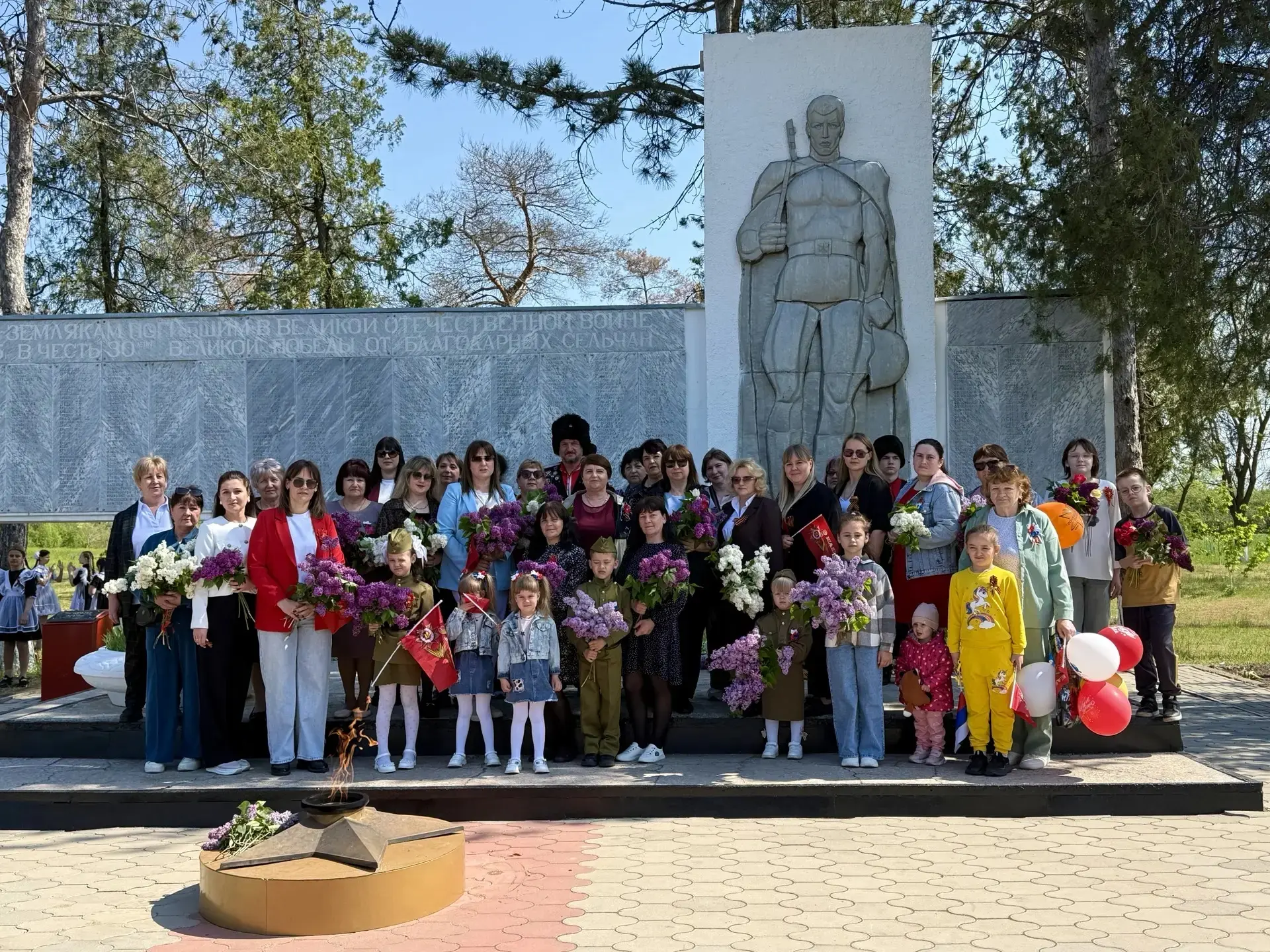 Воспитанники и сотрудники МБДОУ