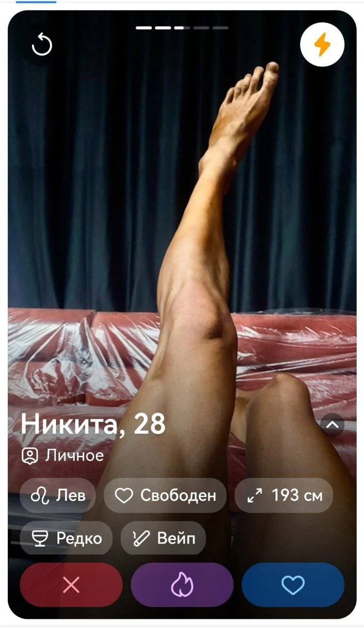 Всё у Никиты прекрасно…

И колени, и бедра, и новый диван, и чувство юмора. 

Хотя, конечно, предпол