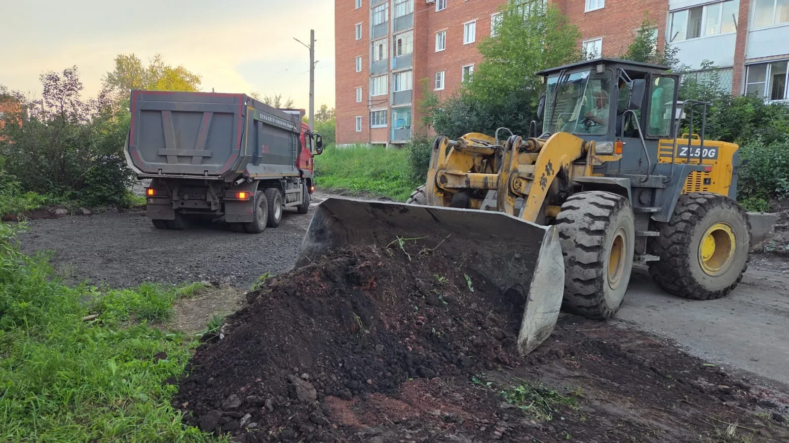 В Инском продолжаются работы по ремонту улично-дорожной сети
