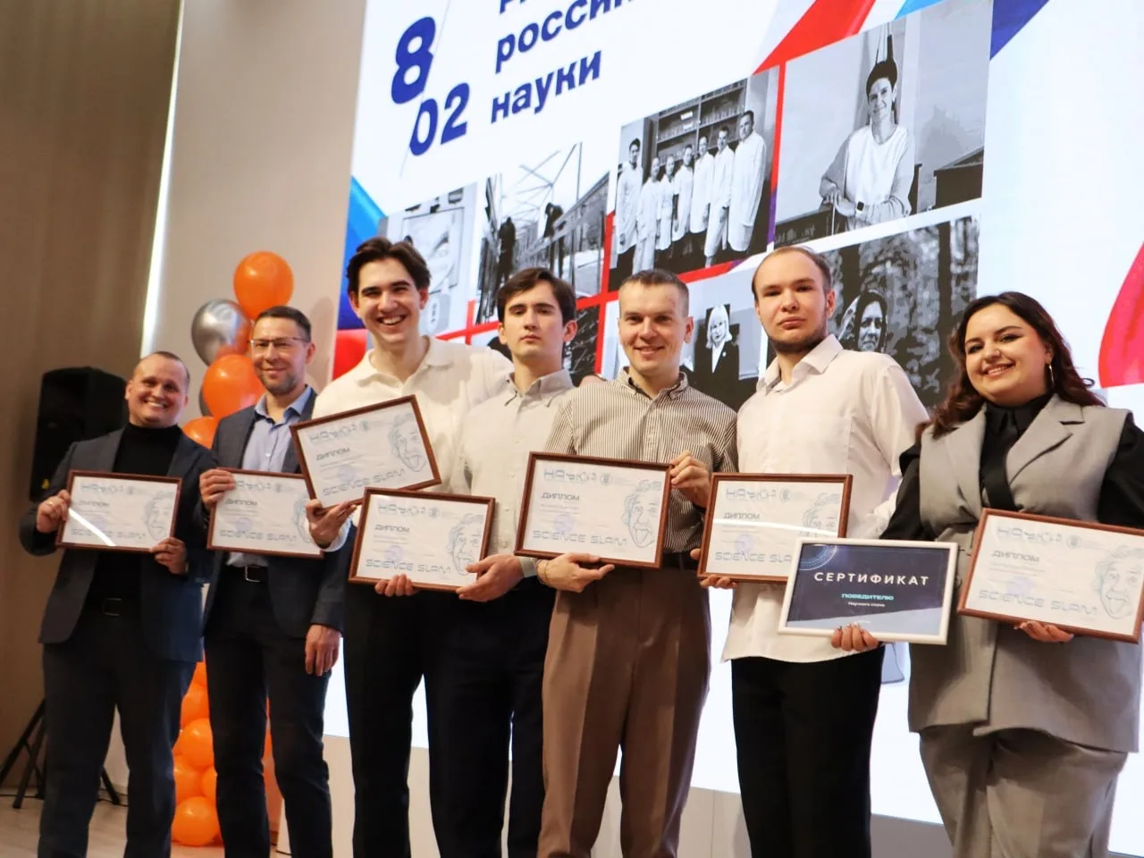 📍В день науки - научный слэм!  — 8 февраля страна отмечает главный праздник научного сообщества — Де