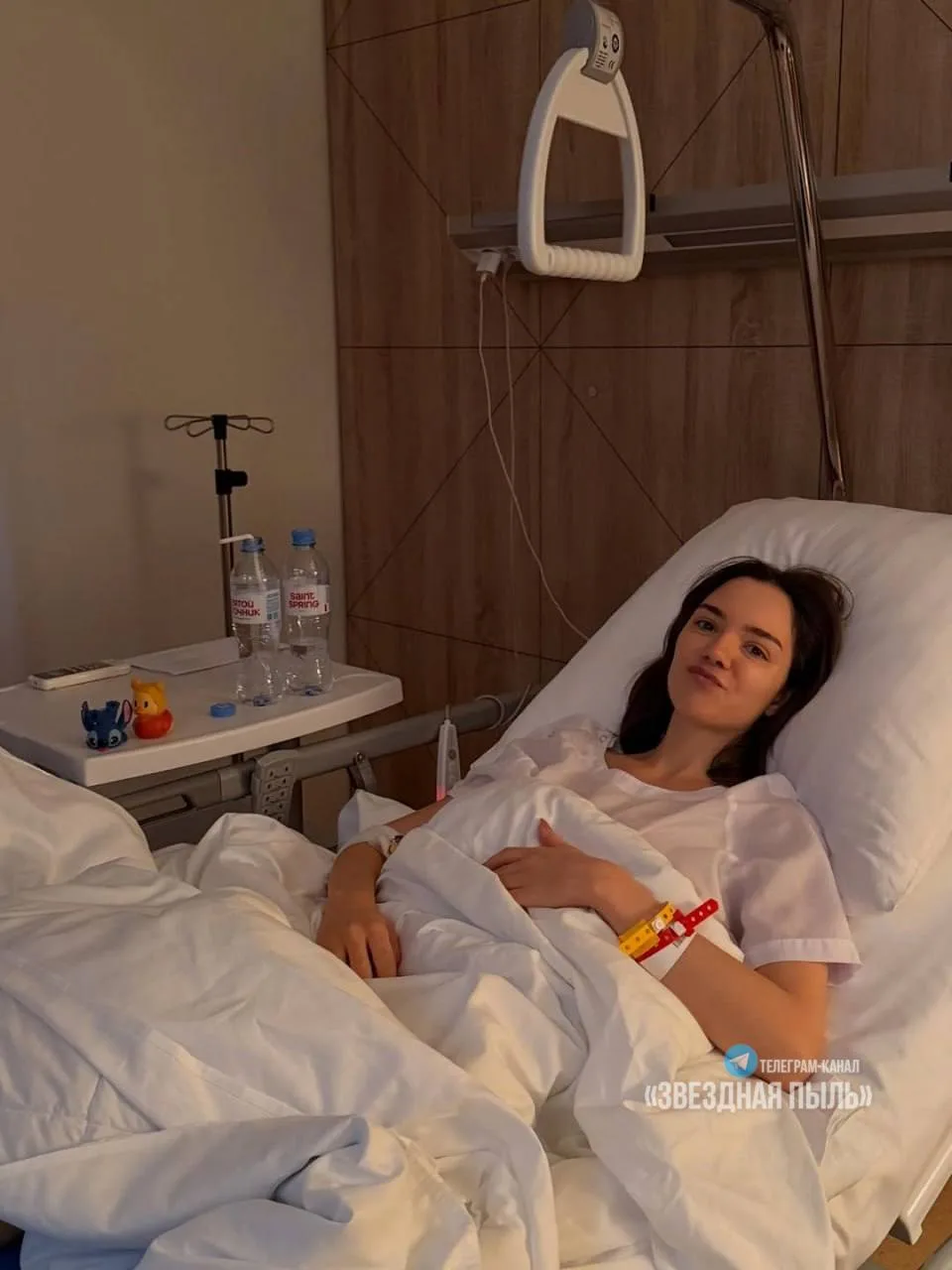 ✨Женя Медведева сегодня тоже на больничной койке. Но у неё была запланированная операция на стопы — 