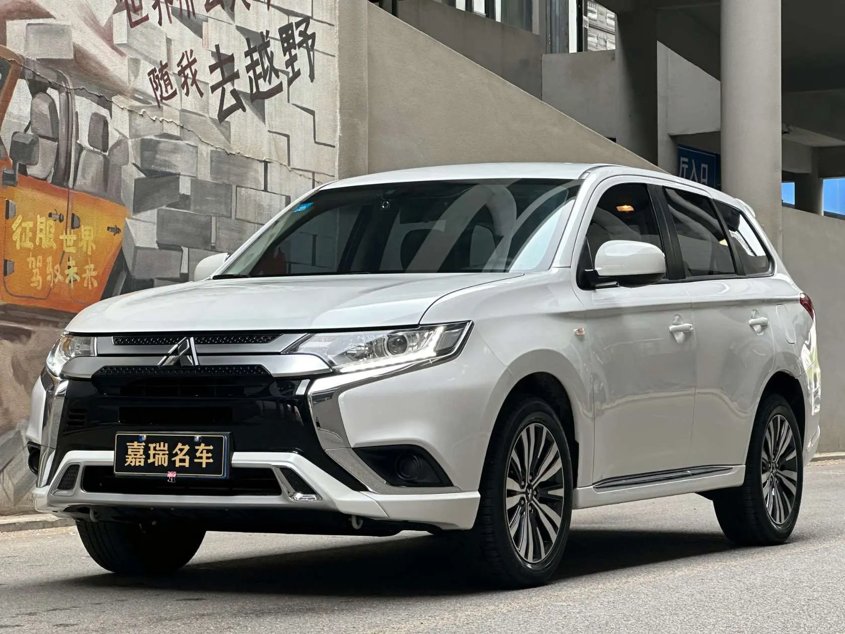Mitsubishi Outlander 2.0 147 лс
Вариатор, передний привод.
Левый руль ☝️

Окрашены две двери справа,