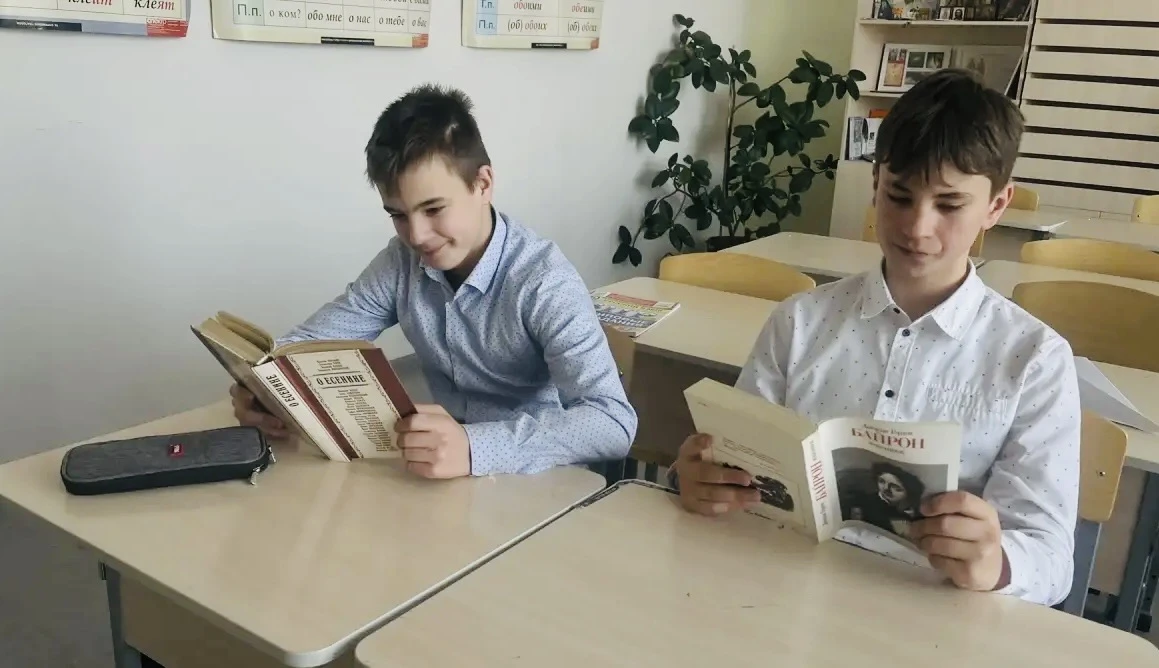 Поэзия объединяет поколения 📖✨ Всемирный день поэзии в нашей школе прошел под знаком дружбы и творче