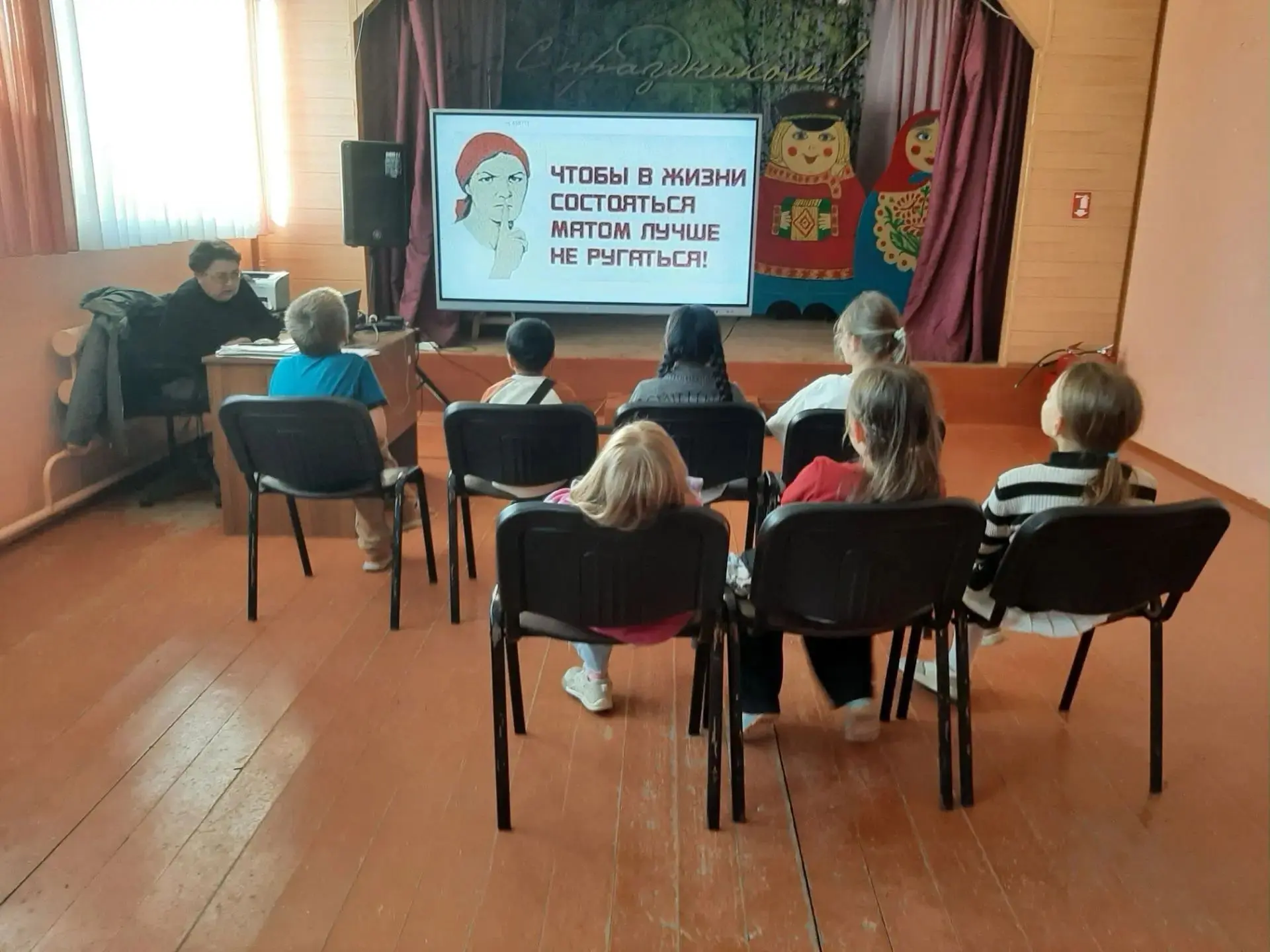 Научить ребёнка правильно вести себя в обществе — важная задача. Это помогает ему увере...