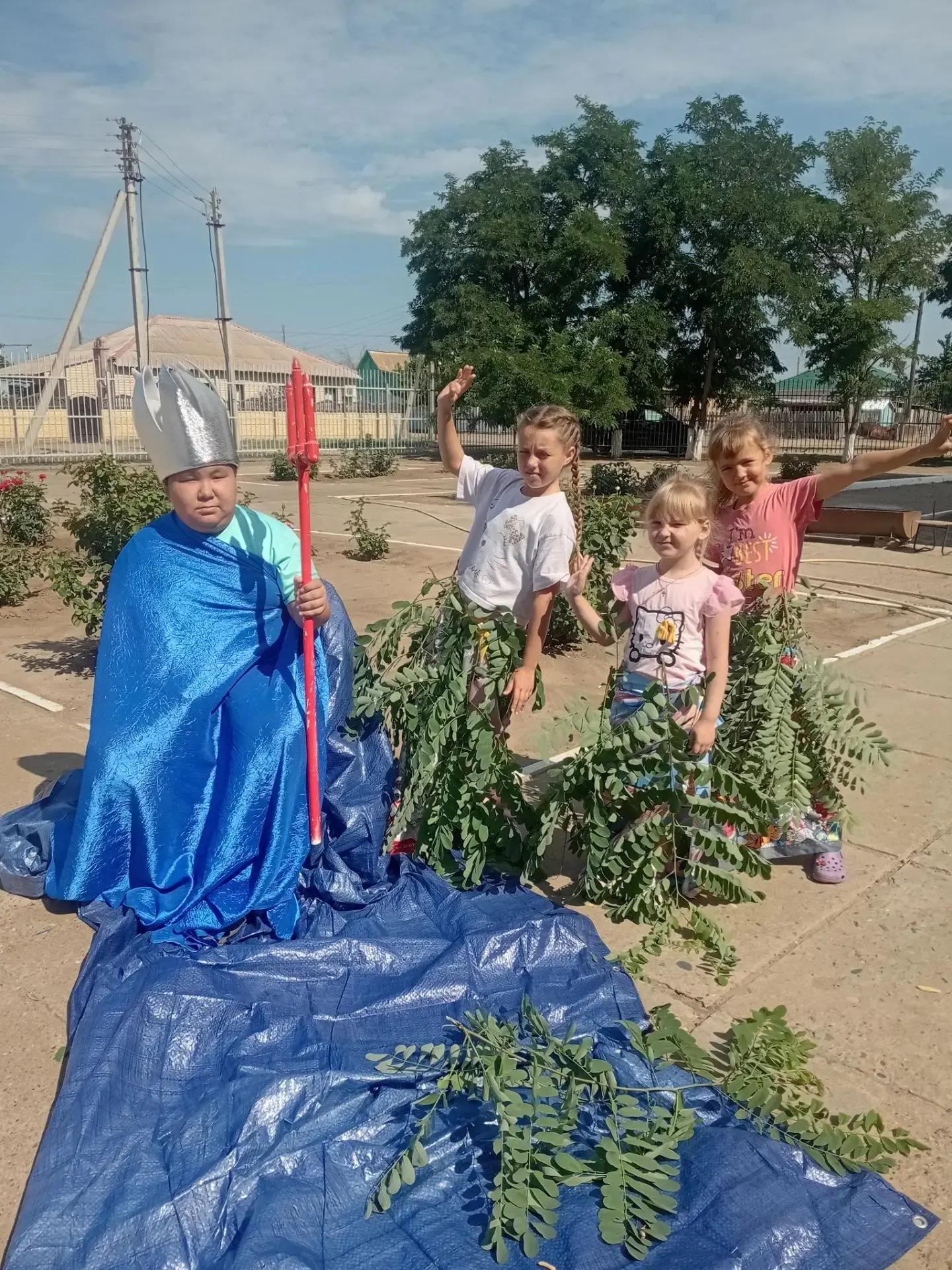 В летнем оздоровительном лагере "Дружба" прошёл один из любимых праздников "День Нептуна".

К детям 
